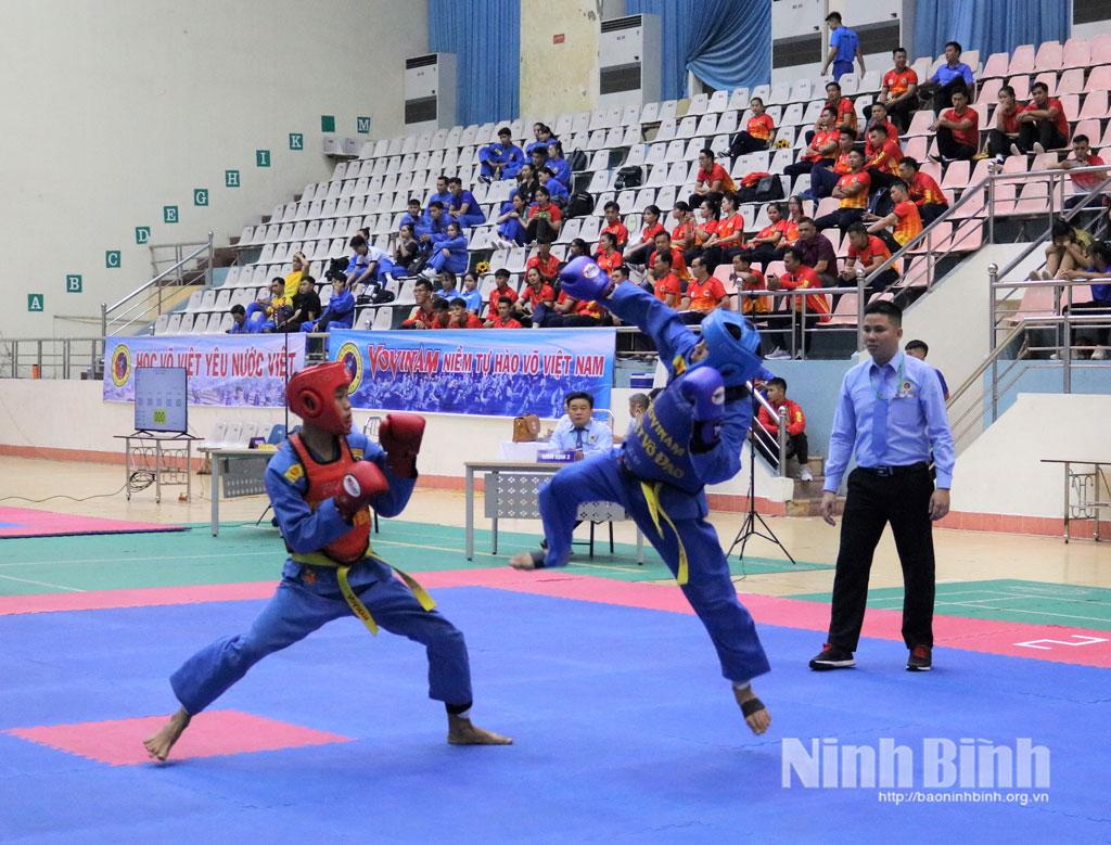 Thi đấu nội dung đối kháng nam tại một giải đấu Vovinam quốc gia tổ chức tại Ninh Bình.