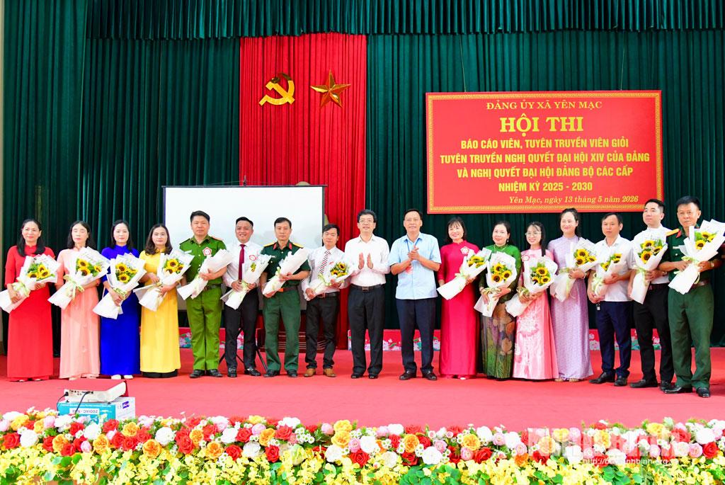 Ban Tổ chức Hội thi tặng hoa cho các thí sinh tham dự Hội thi.