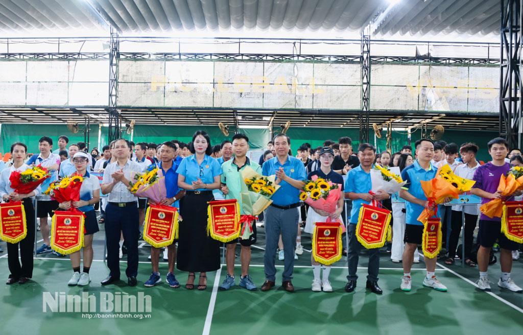 Các đồng chí lãnh đạo phường và Công đoàn phường trao hoa, cờ lưu niệm cho đại diện các đoàn tuyển.