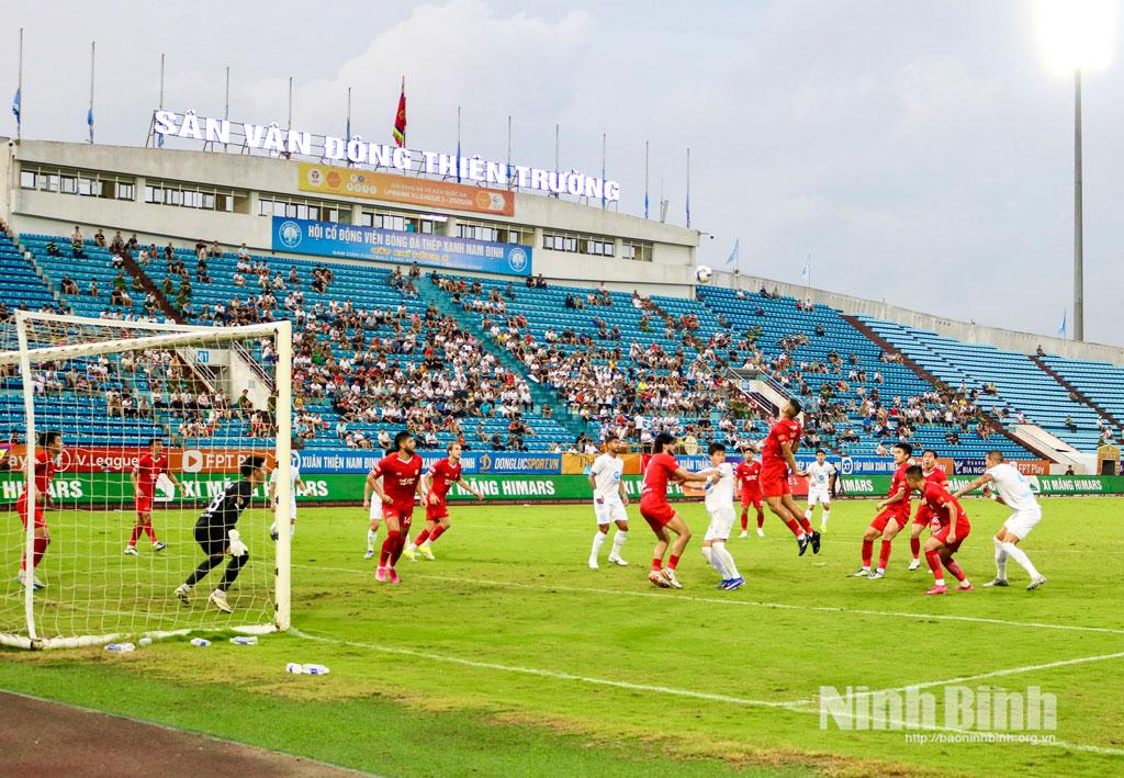Tình huống bóng bổng nguy hiểm trong vòng cấm đội khách Thể Công - Viettel.