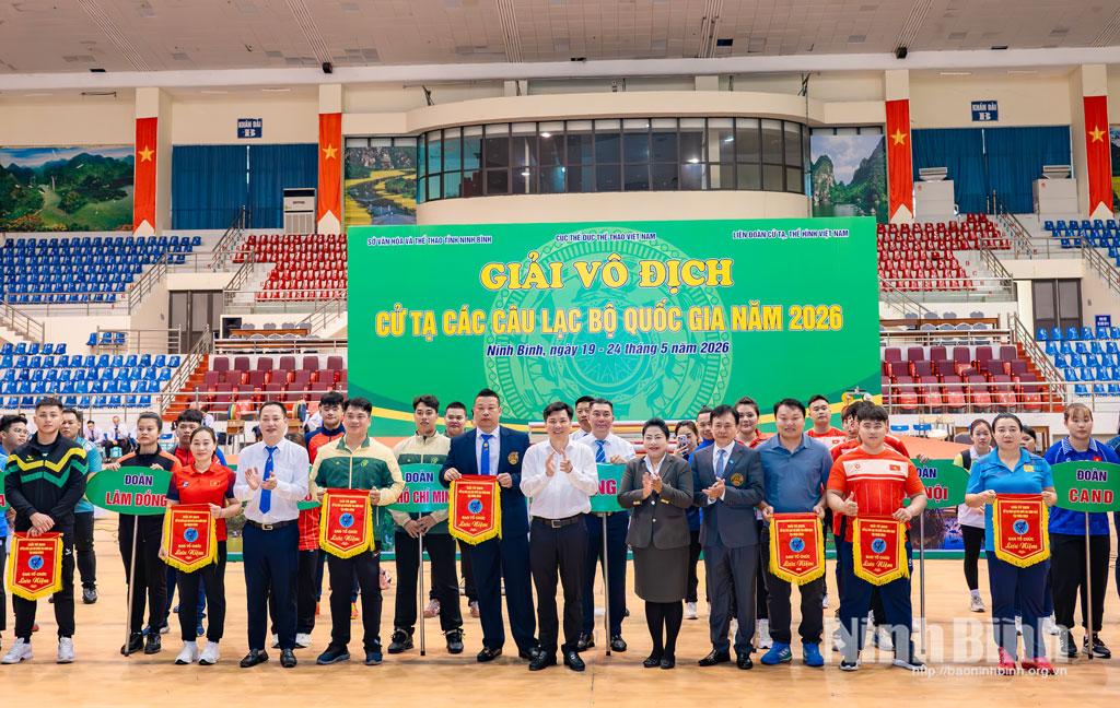 Ban tổ chức trao cờ lưu niệm cho các CLB quốc gia tham dự giải.