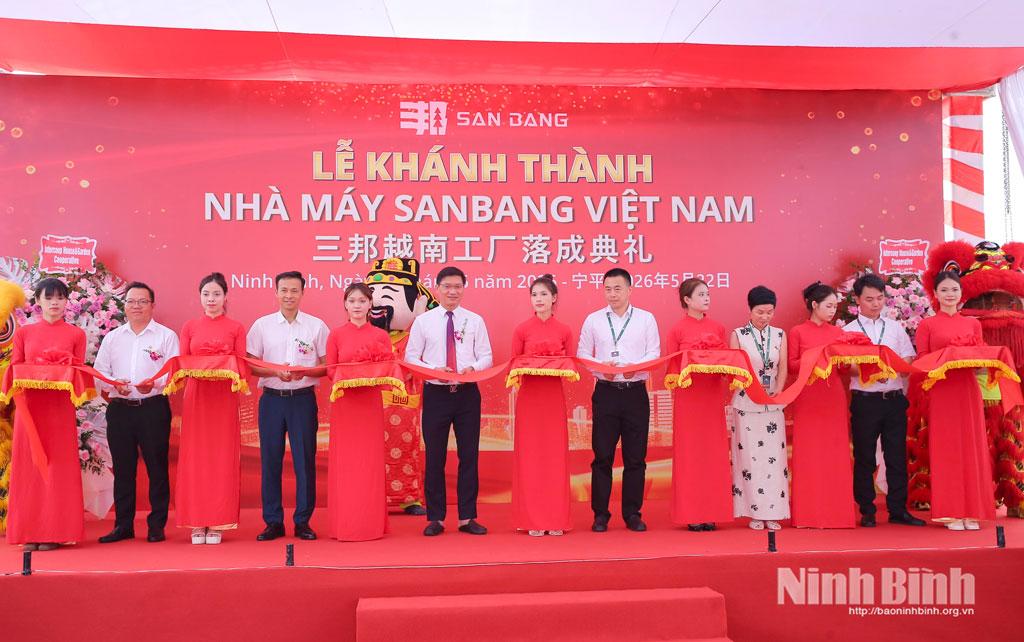 Các đại biểu cắt băng khánh thành nhà máy.