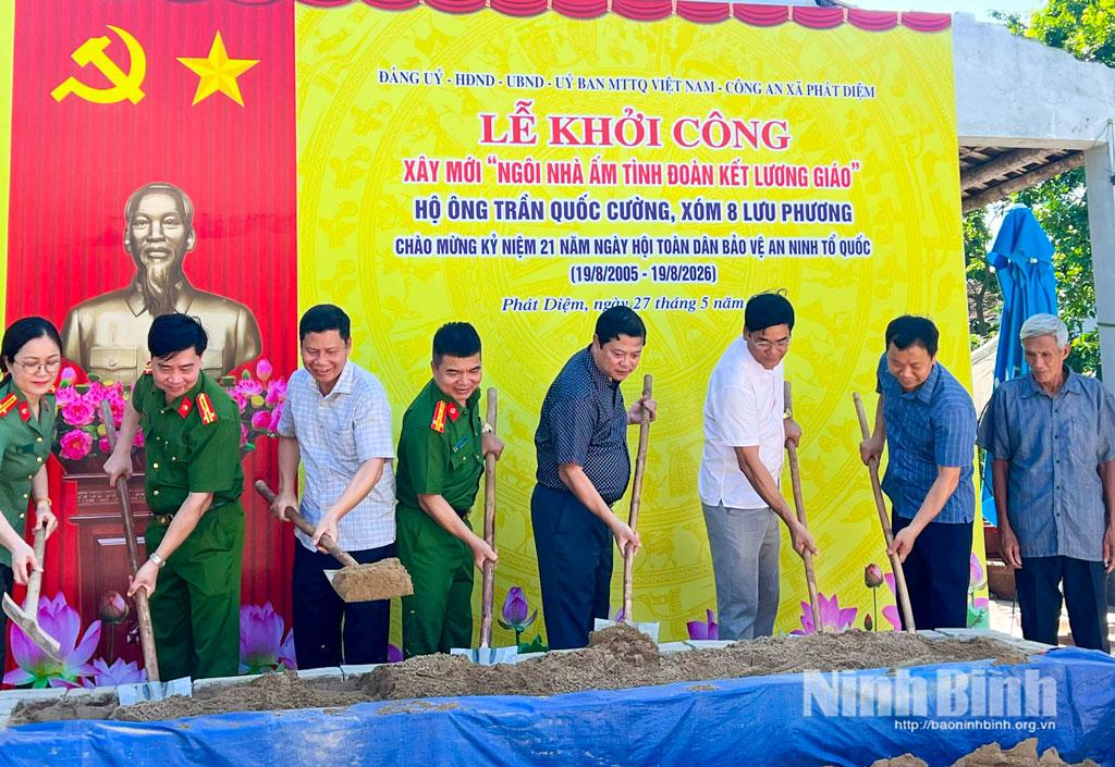 Các đại biểu thực hiện nghi lễ động thổ xây mới “Ngôi nhà ấm tình đoàn kết lương giáo” cho gia đình ông Trần Quốc Cường.
