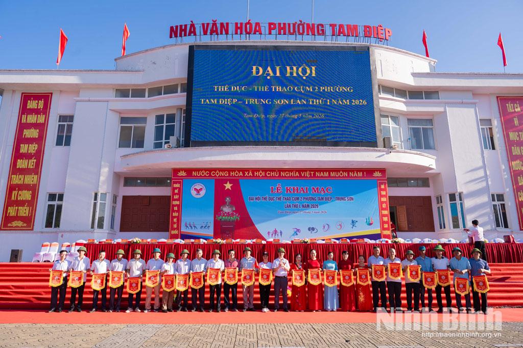 Ban tổ chức tặng cờ lưu niệm cho các đội tuyển tham dự Đại hội.