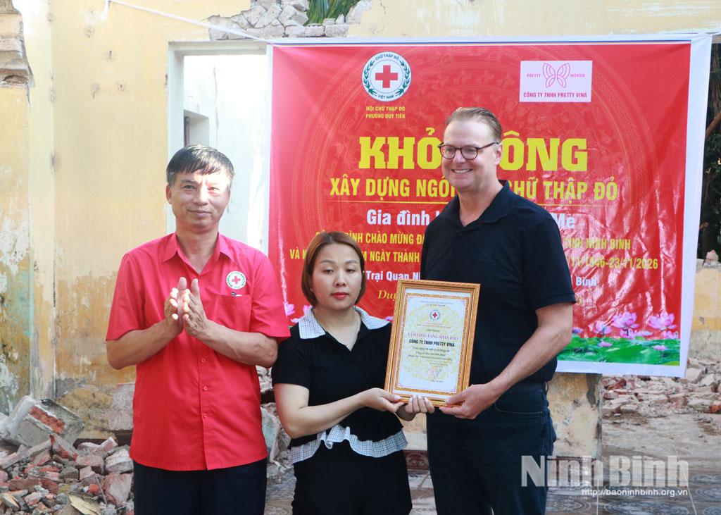 Lãnh đạo Hội Chữ thập đỏ tỉnh trao Bằng ghi nhận tấm lòng vàng nhân đạo cho Công ty TNHH Pretty Vina.