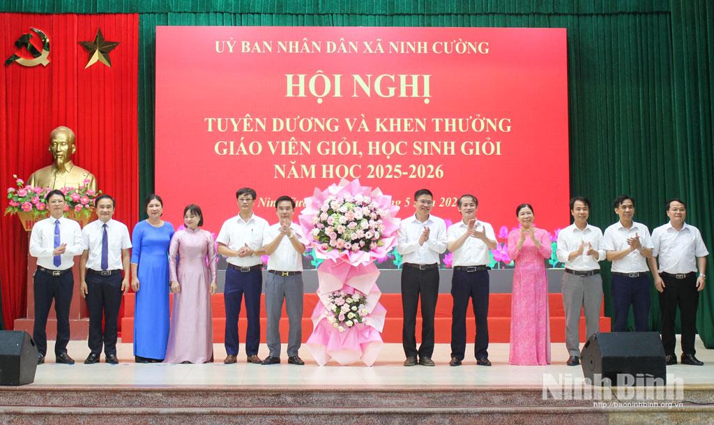 Lãnh đạo xã Ninh Cường tặng lẵng hoa tươi thắm chúc mừng các cơ sở giáo dục đã có thành tích xuất sắc trong năm học 2025-2026.