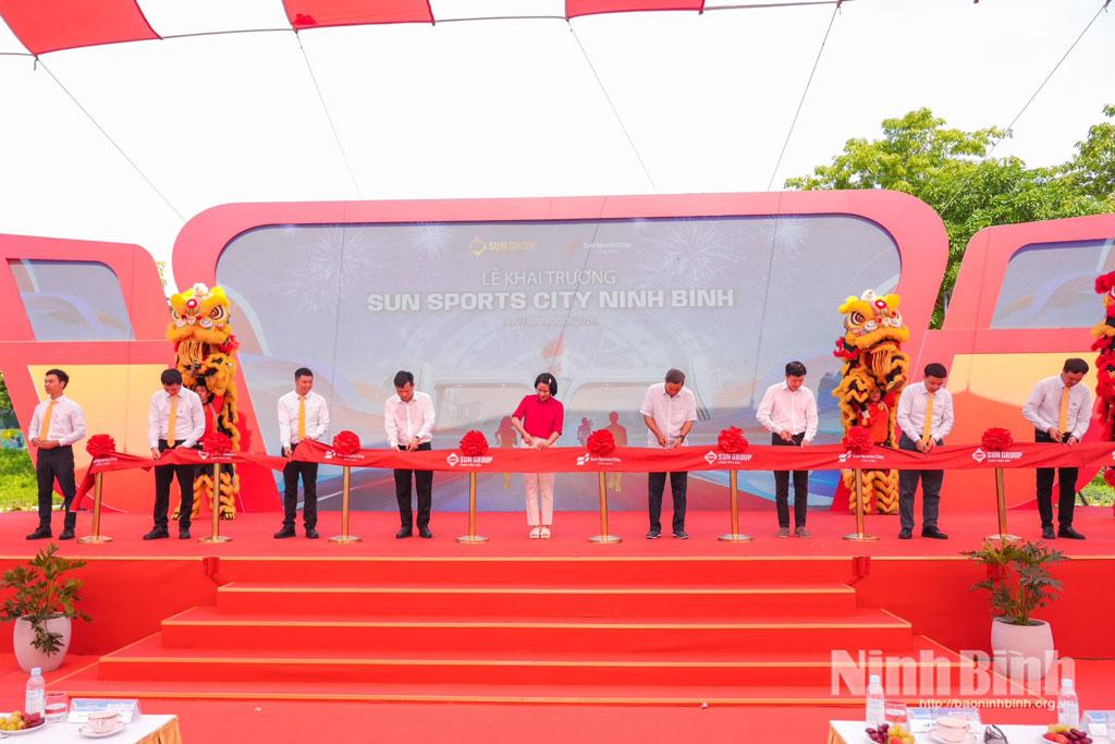Các đại biểu thực hiện nghi thức cắt băng khai trương Sun Sports City Ninh Bình.