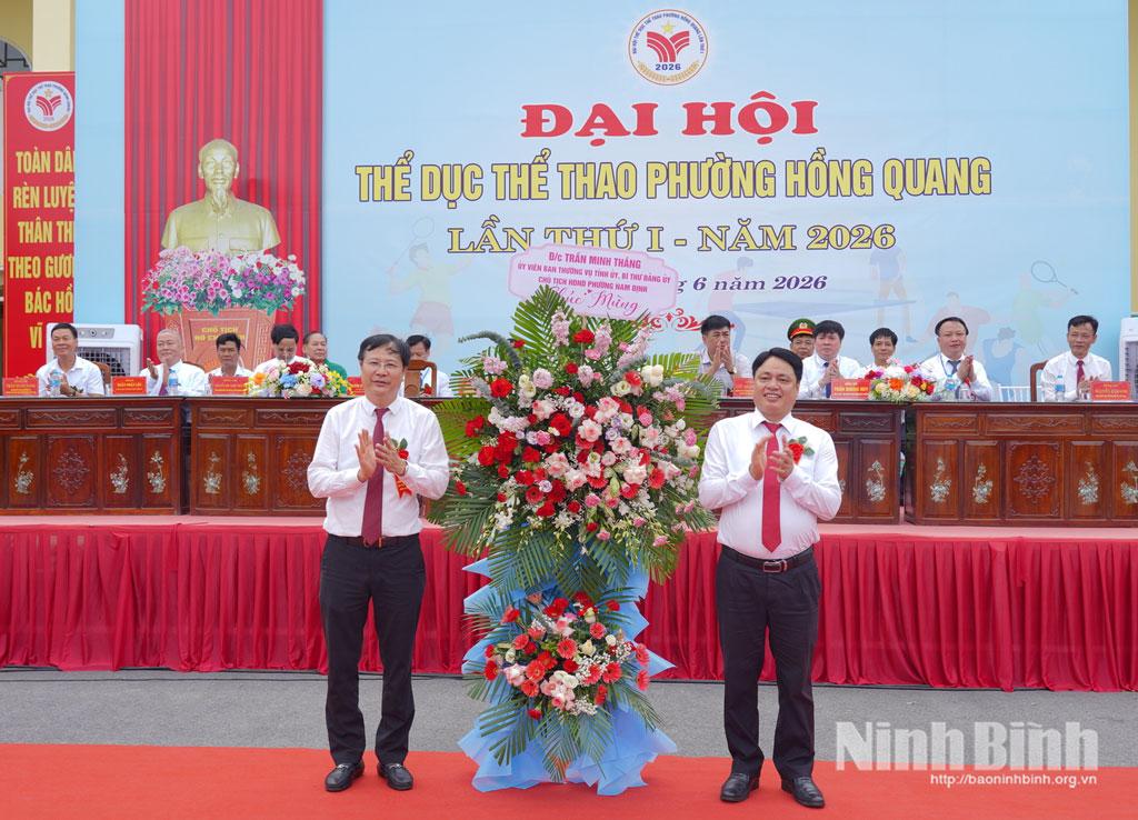 Đồng chí Trần Minh Thắng, Ủy viên Ban Thường vụ Tỉnh ủy, Bí Thư Đảng ủy, Chủ tịch HĐND phường Nam Định tặng hoa chúc mừng Đại hội. Ảnh: Diệu Linh