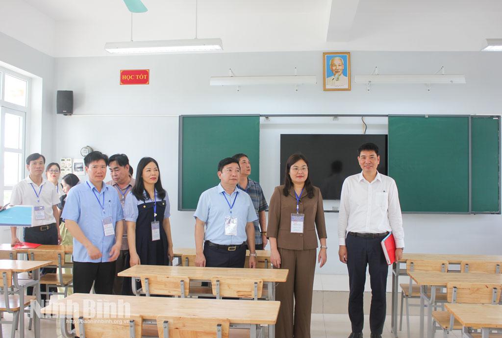 Đồng chí Phó Chủ tịch UBND tỉnh Hà Lan Anh kiểm tra công tác chuẩn bị Kỳ thi tốt nghiệp THPT năm 2026 tại Trường THPT A Trần Hưng Đạo. Ảnh: Thành Trung