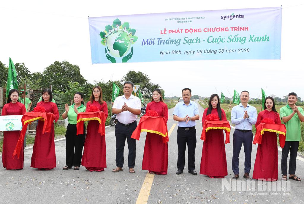 Đại diện lãnh đạo Sở Nông nghiệp và Môi trường, UBND xã Hiển Khánh, Công ty Syngenta Việt Nam cắt băng khai trương Chương trình "Môi trường sạch-Cuộc sống xanh".