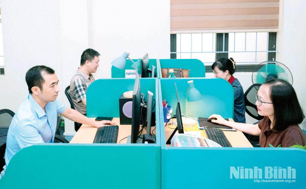 Bộ phận Thư ký Tòa soạn, Phòng Thư ký - Biên tập thực hiện nhiệm vụ biên tập tin, bài, thiết kế, trình bày các ấn phẩm báo in. Ảnh: Ngọc Linh