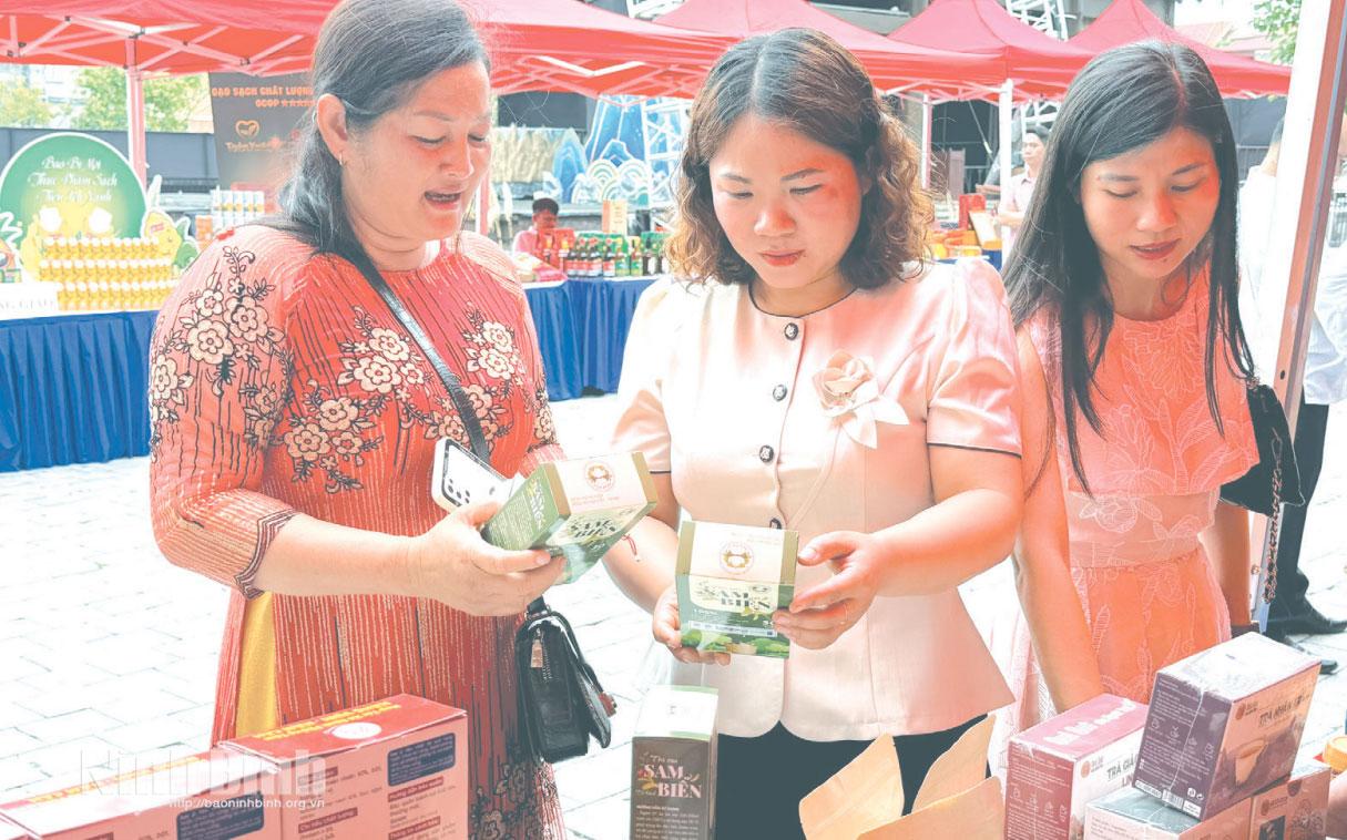 Khách hàng tham quan sản phẩm trà dược liệu sam biển của Hợp tác xã sinh thái Hương Rừng Cà Mau tại điểm trưng bày sản phẩm kết nối cung cầu Ninh Bình - Cà Mau do Sở Công Thương tổ chức.