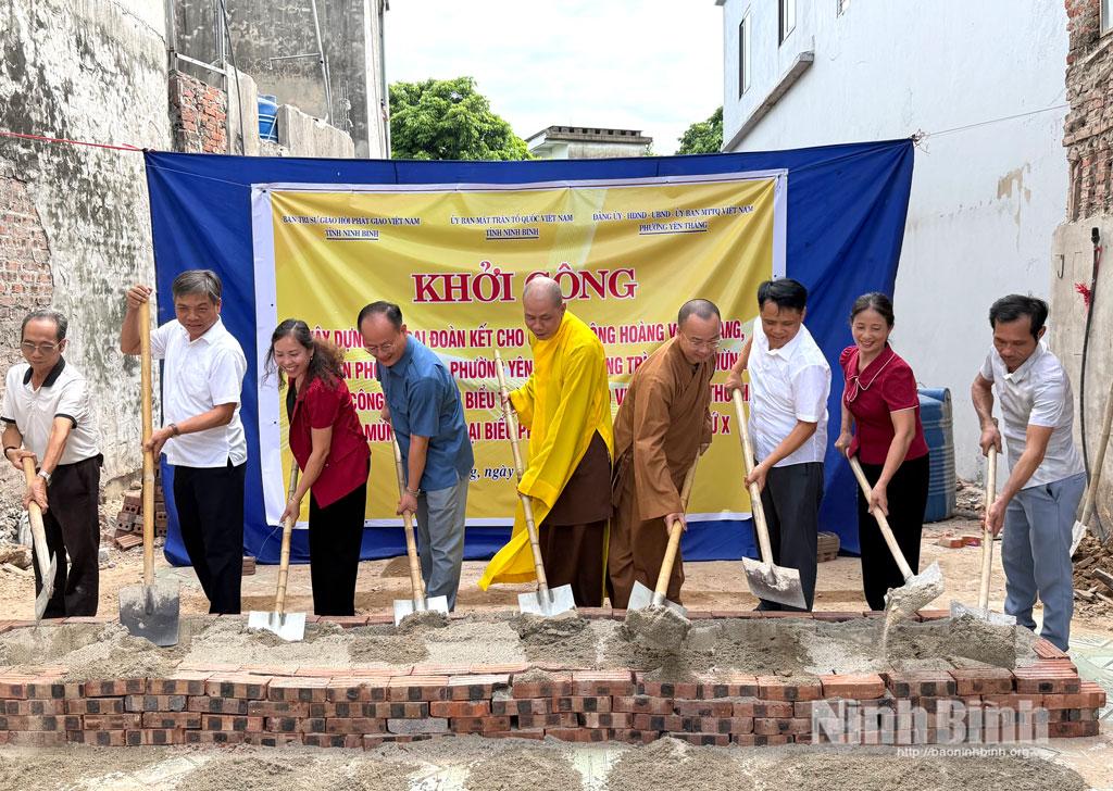 Các đại biểu tiến hành khởi công xây dựng nhà cho gia đình ông Hoàng Văn Quang.