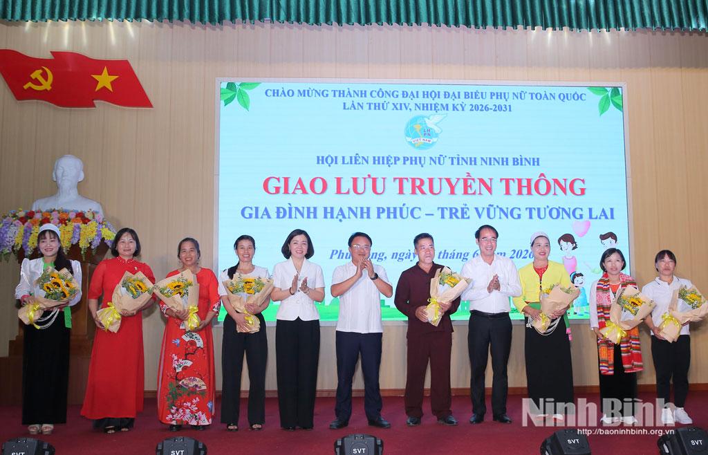 Đồng chí Đào Thị Hòa, Tỉnh ủy viên, Phó Chủ tịch Ủy ban MTTQ Việt Nam tỉnh, Chủ tịch Hội LHPN tỉnh và lãnh đạo xã Phú Long tặng hoa cho các đội tham gia chương trình.