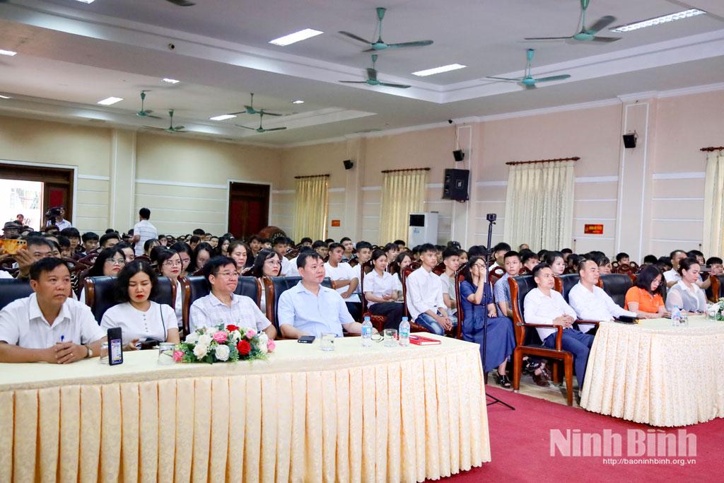 Các đại biểu tham dự buổi lễ.