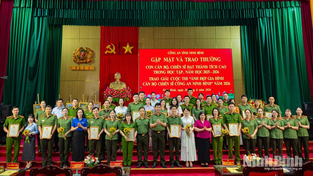 Các đại biểu chụp ảnh lưu niệm cùng các gia đình CBCS đạt giải Cuộc thi “Ảnh đẹp gia đình CBCS Công an Ninh Bình".