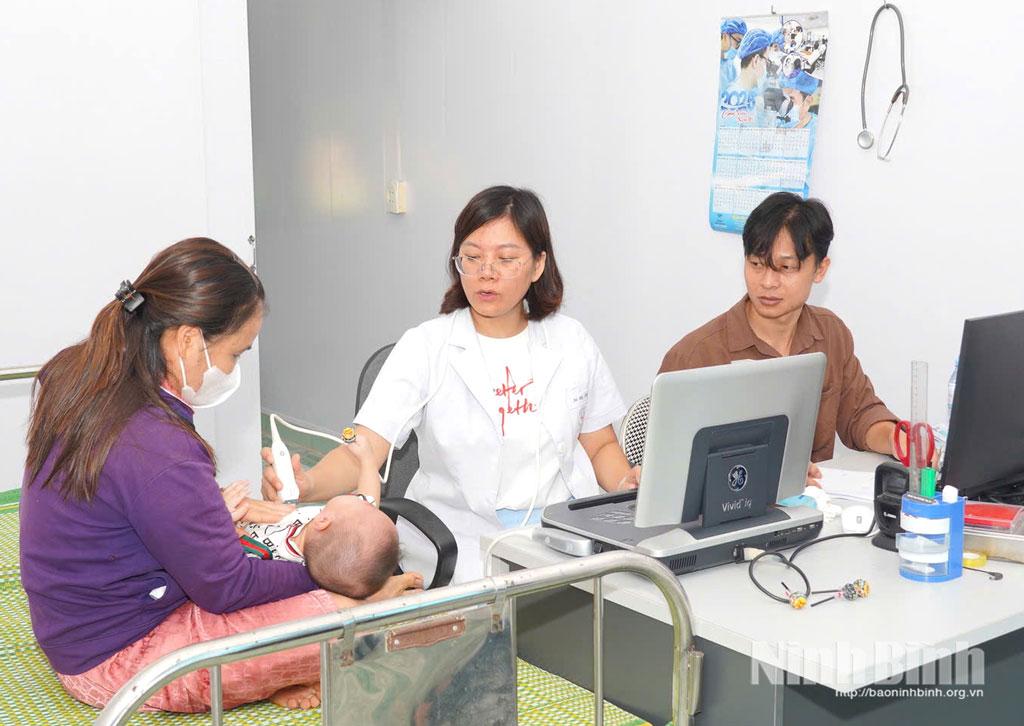 Khám, sàng lọc bệnh lý tim mạch miễn phí cho trẻ em tại Trạm Y tế xã Giao Hoà.