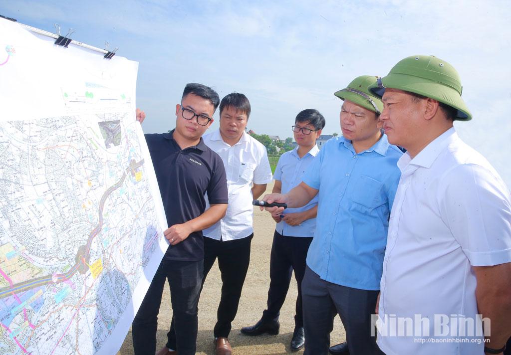 Đồng chí Nguyễn Cao Sơn, Tỉnh ủy viên, Phó Chủ tịch UBND tỉnh cùng Đoàn kiểm tra Dự án đầu tư xây dựng tuyến đường bộ song hành tuyến đường Vành đai 5 tại xã Nam Xang.