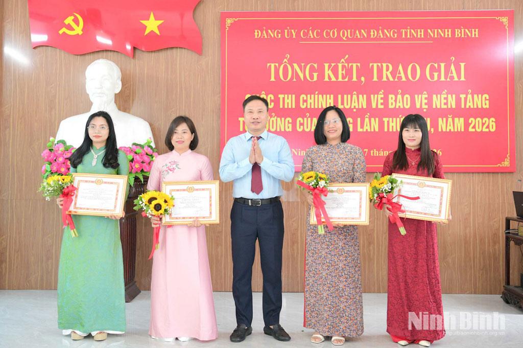 Đồng chí Hoàng Nguyên Dự, Ủy viên Ban Thường vụ Tỉnh ủy, Phó Bí thư Thường trực Đảng ủy các cơ quan Đảng tỉnh trao Giấy chứng nhận cho các tác giả và nhóm tác giả đạt giải A Cuộc thi chính luận về bảo vệ nền tảng tư tưởng của Đảng lần thứ Sáu, năm 2026. Ảnh: Trường Giang