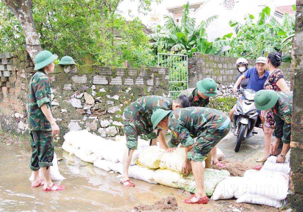 CBCS Ban Chỉ huy Phòng thủ khu vực 1 - Phù Vân ngăn nước lũ tràn vào khu vực dân cư ở thôn Trung Hiếu, xã Thanh Lâm.