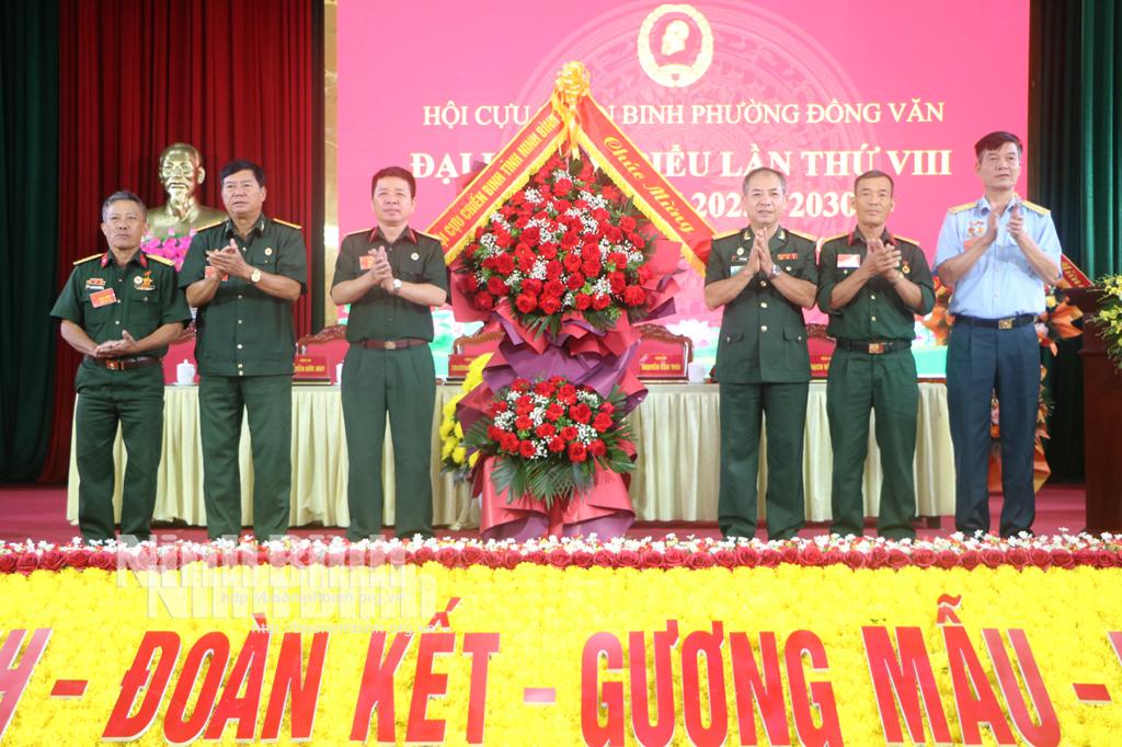 Lãnh đạo Hội CCB tỉnh tặng hoa chúc mừng Đại hội.