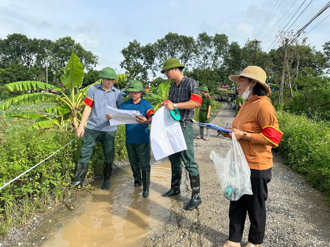 Lực lượng chức năng thực hiện kiểm đếm, đo đạc về đất đai, tài sản gắn liền với đất.