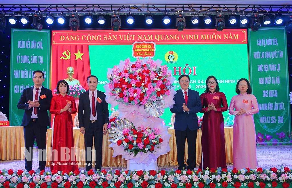 Lãnh đạo Ngân hàng CSXH Việt Nam tặng hoa chúc mừng Đại hội.