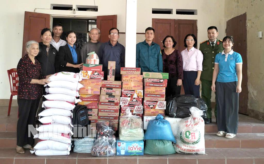 Cán bộ và nhân dân phường Duy Hà quyên góp ủng hộ đồng bào miền Trung, Tây Nguyên bị ảnh hưởng bởi lũ lụt.