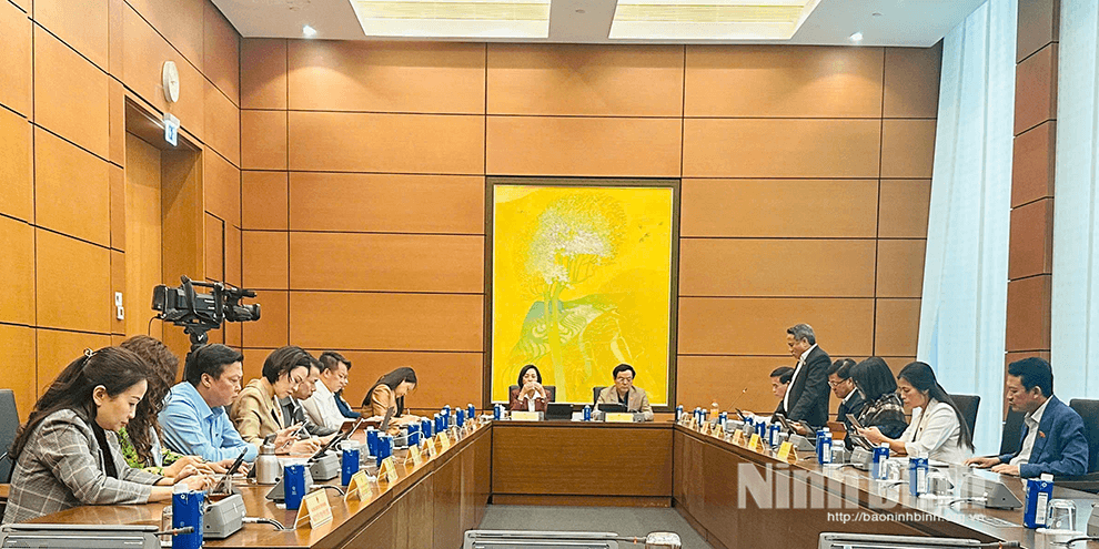 Đoàn ĐBQH tỉnh Ninh Bình thảo luận tại Tổ số 10 cùng Đoàn ĐBQH tỉnh Quảng Trị.