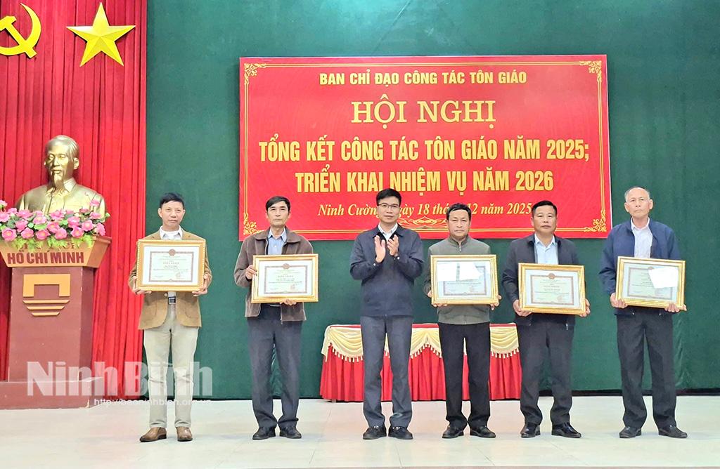 Đồng chí Trịnh Đức Minh, Phó Bí thư Thường trực Đảng ủy xã trao giấy khen của UBND xã cho 5 cá nhân có thành tích xuất sắc trong công tác tôn giáo năm 2025.