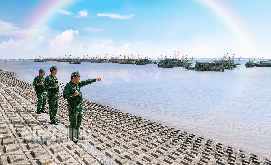 Tổ tuần tra Trạm kiểm soát Biên phòng Cống số 9 (Đồn Biên phòng Quất Lâm) làm nhiệm vụ tuần tra, bảo vệ an ninh, trật tự tuyến biển quản lý.