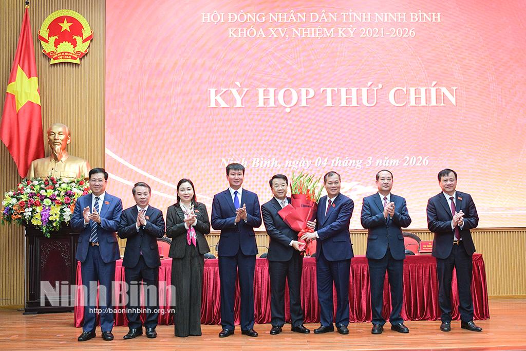 Đồng chí Trần Huy Tuấn, Ủy viên Trung ương Đảng, Bí thư Tỉnh ủy và các đồng chí Thường trực Tỉnh ủy, Thường trực HĐND tỉnh tặng hoa chúc mừng đồng chí Nguyễn Thanh Bình được bầu làm Chủ tịch UBND tỉnh.