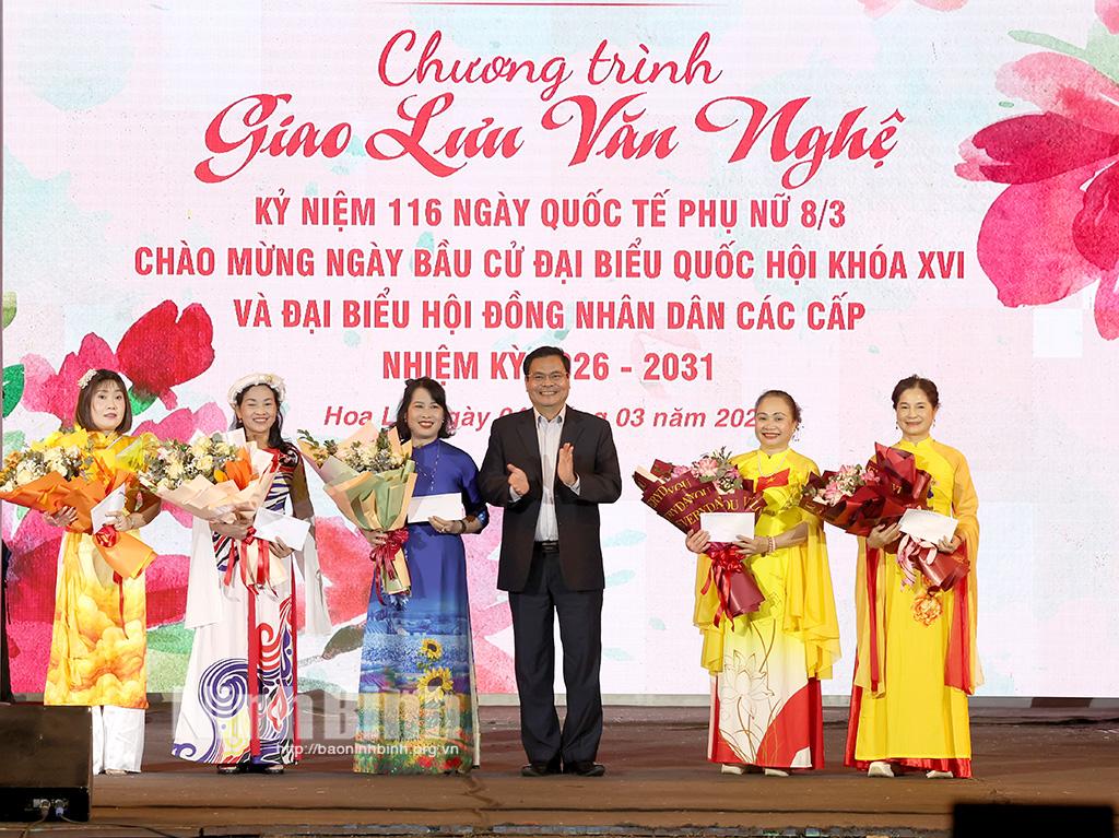 Đồng chí Bùi Thành Đông, Tỉnh ủy viên, Bí thư Đảng ủy phường Hoa Lư tặng hoa cho các câu lạc bộ tham gia chương trình.