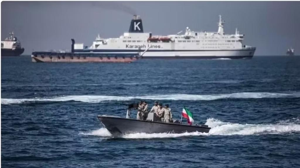 Binh sĩ Iran tuần tra eo biển Hormuz ở miền nam Iran. (Ảnh minh họa: Xinhua)