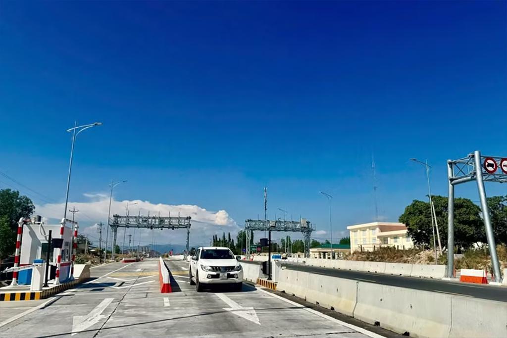 Thu phí tự động không dừng trên tuyến cao tốc Vĩnh Hảo-Phan Thiết. (Ảnh: PV/Vietnam+.)