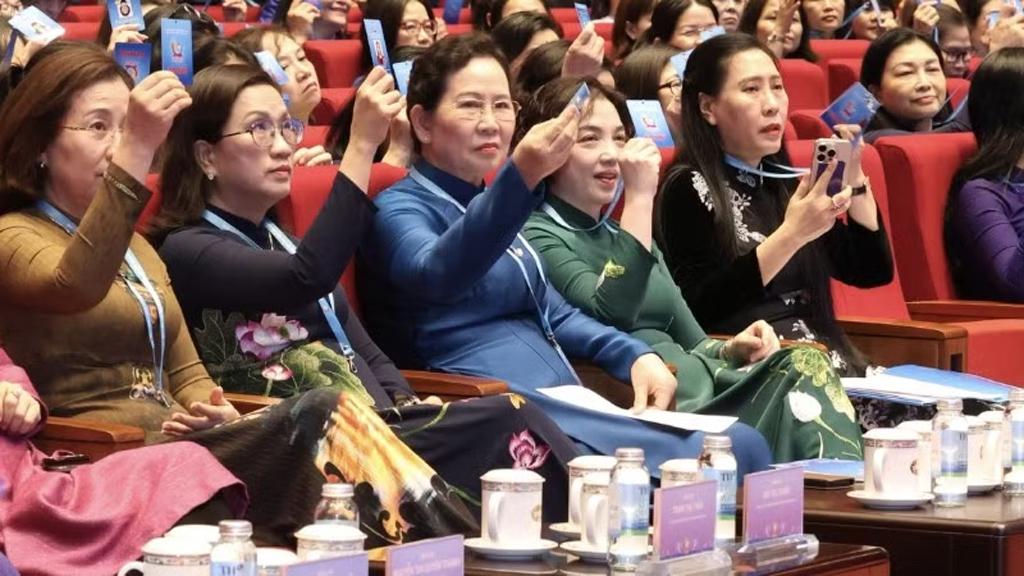 Các đại biểu bầu Đoàn Chủ tịch, Đoàn Thư ký Đại hội và Ban Thẩm tra tư cách đại biểu.