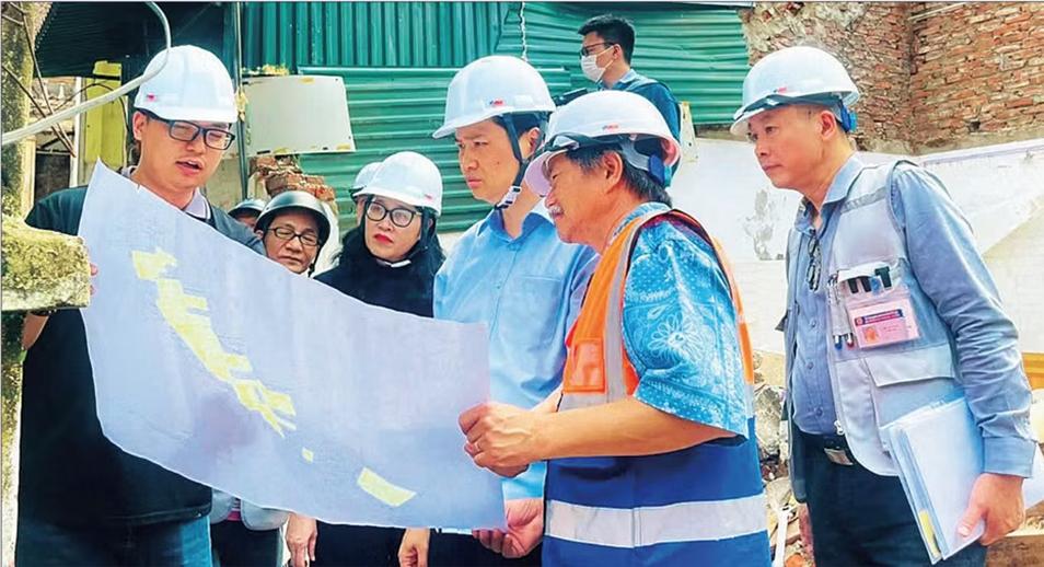 Lãnh đạo phường Yên Hòa (thành phố Hà Nội) thường xuyên kiểm tra hiện trường, nắm bắt tiến độ chỉ đạo tháo gỡ khó khăn phát sinh trong quá trình triển khai công tác giải phóng mặt bằng đường vành đai 2,5 (Ảnh KIM QUYÊN)