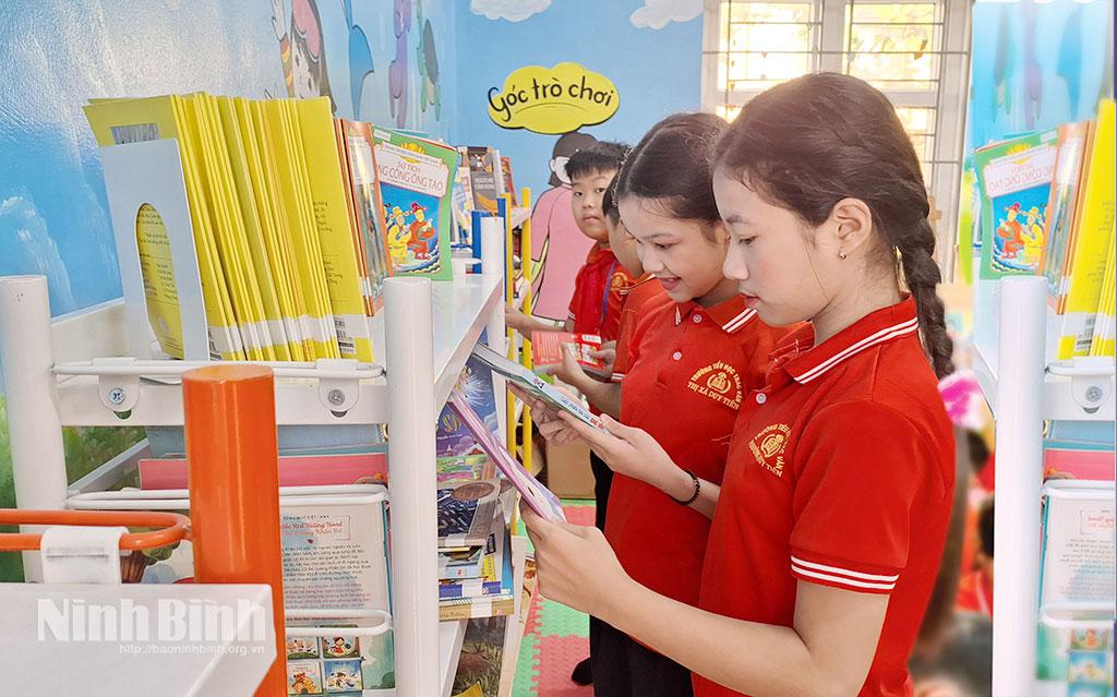 Mỗi học sinh được mượn 1 bộ sách giáo khoa đầy đủ các môn học tương ứng với chương trình học tập tại lớp và có nghĩa vụ hoàn trả bộ sách cho thư viện nhà trường quản lý sau khi kết thúc năm học hoặc học kỳ đó.