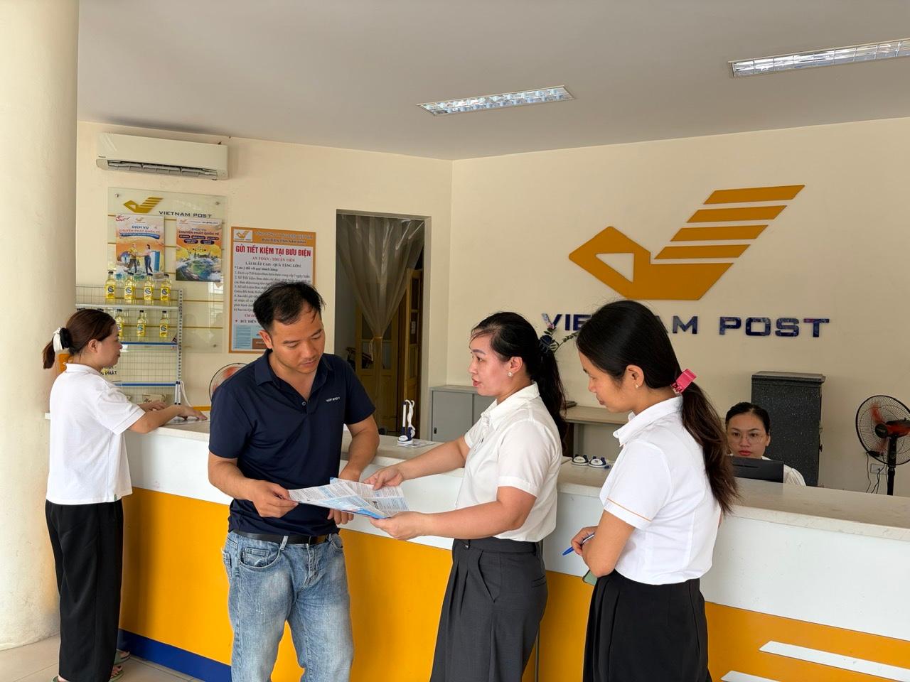 Cán bộ Bưu điện Giao Thuỷ thực hiện tuyên truyền chính sách BHXH, BHYT cho người dân trên địa bàn.