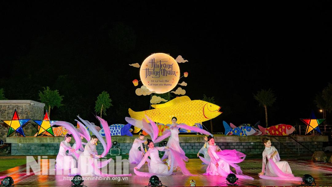 Tiết mục văn nghệ biểu diễn tại chương trình.