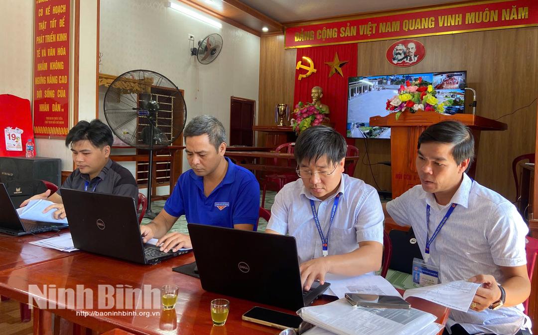 Các Tổ công tác của xã Giao Hưng tập trung đẩy nhanh tiến độ chiến dịch làm giàu, làm sạch dữ liệu đất đai trên địa bàn xã.