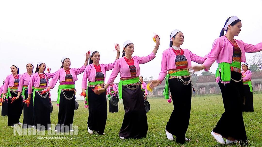 Câu lạc bộ văn hóa Mường tổ dân phố Đồng Bài, phường Yên Sơn biểu diễn điệu múa truyền thống.