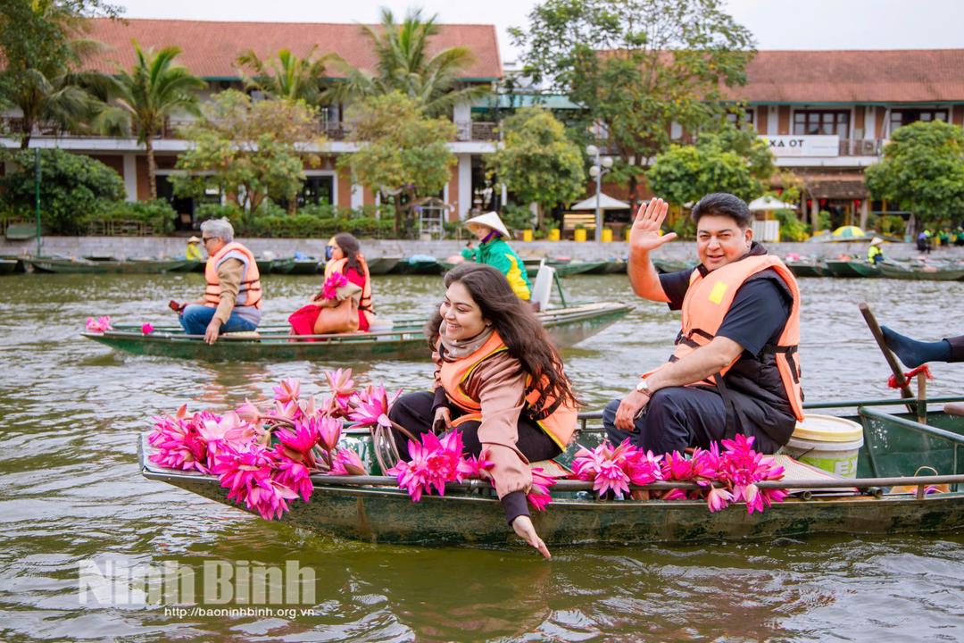 Du khách Ấn Độ thích thú trải nghiệm không gian non nước hữu tình tại Khu du lịch Tam Cốc-Bích Động.