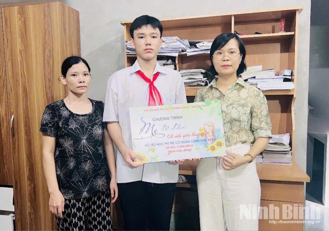 Hội LHPN phường Hoa Lư trao học bổng cho em học sinh có hoàn cảnh khó khăn trong chương trình "Mẹ đỡ đầu".