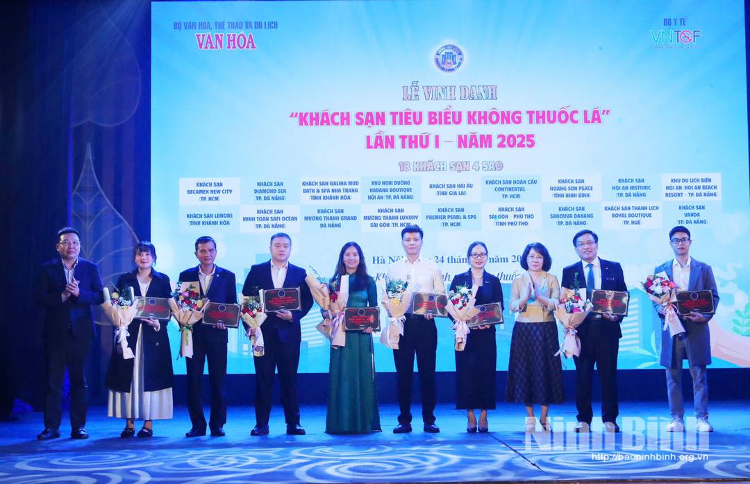 Đại diện Khách sạn Hoàng Sơn Peace (thứ 4 từ trái sang) trong Lễ vinh danh "Khách sạn tiêu biểu không thuốc lá" lần thứ I - năm 2025.