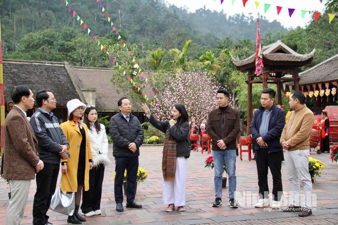 Chi hội Lữ hành và Hướng dẫn viên (Hiệp hội Du lịch Ninh Bình) khảo sát sản phẩm tại Khu di tích và danh thắng Yên Tử.