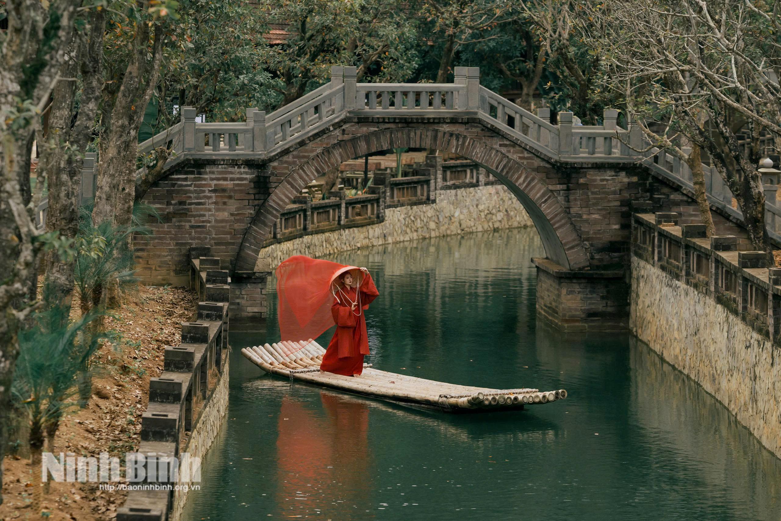 Thung Ui được nhiều du khách yêu thích vì có bối cảnh đẹp như phim cổ trang.