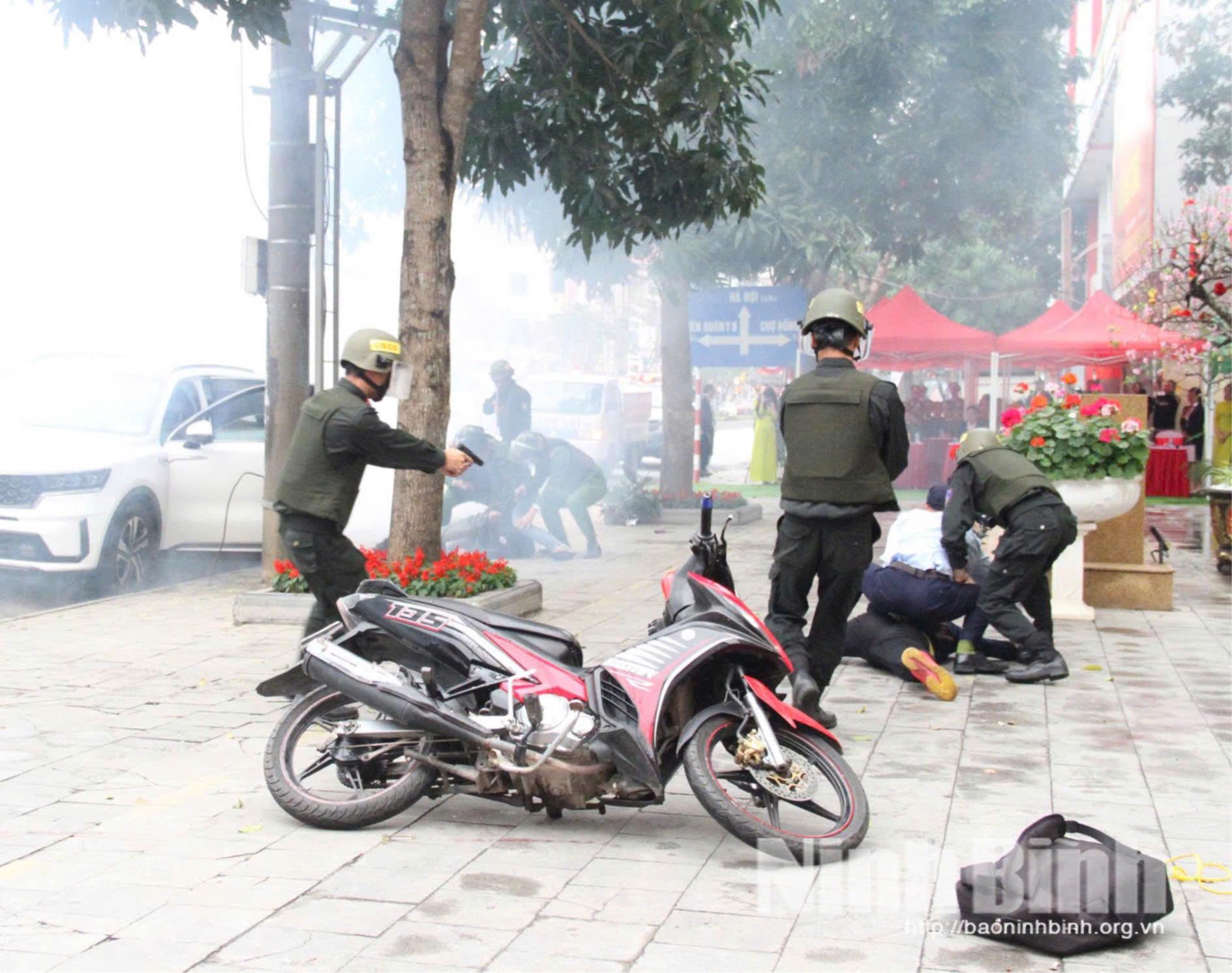 Công an tỉnh tổ chức diễn tập phương án xử lý khi xảy ra cướp tại ngân hàng trên địa bàn tỉnh.