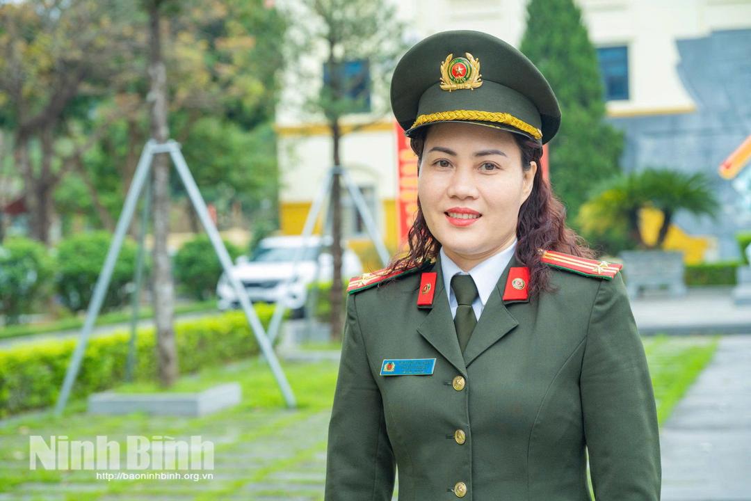 Trung tá Nguyễn Thị Hoa, Phó Đội trưởng Đội Hồ sơ nghiệp vụ an ninh, Phòng Hồ sơ nghiệp vụ, Công an tỉnh. Ảnh: Ngọc Linh