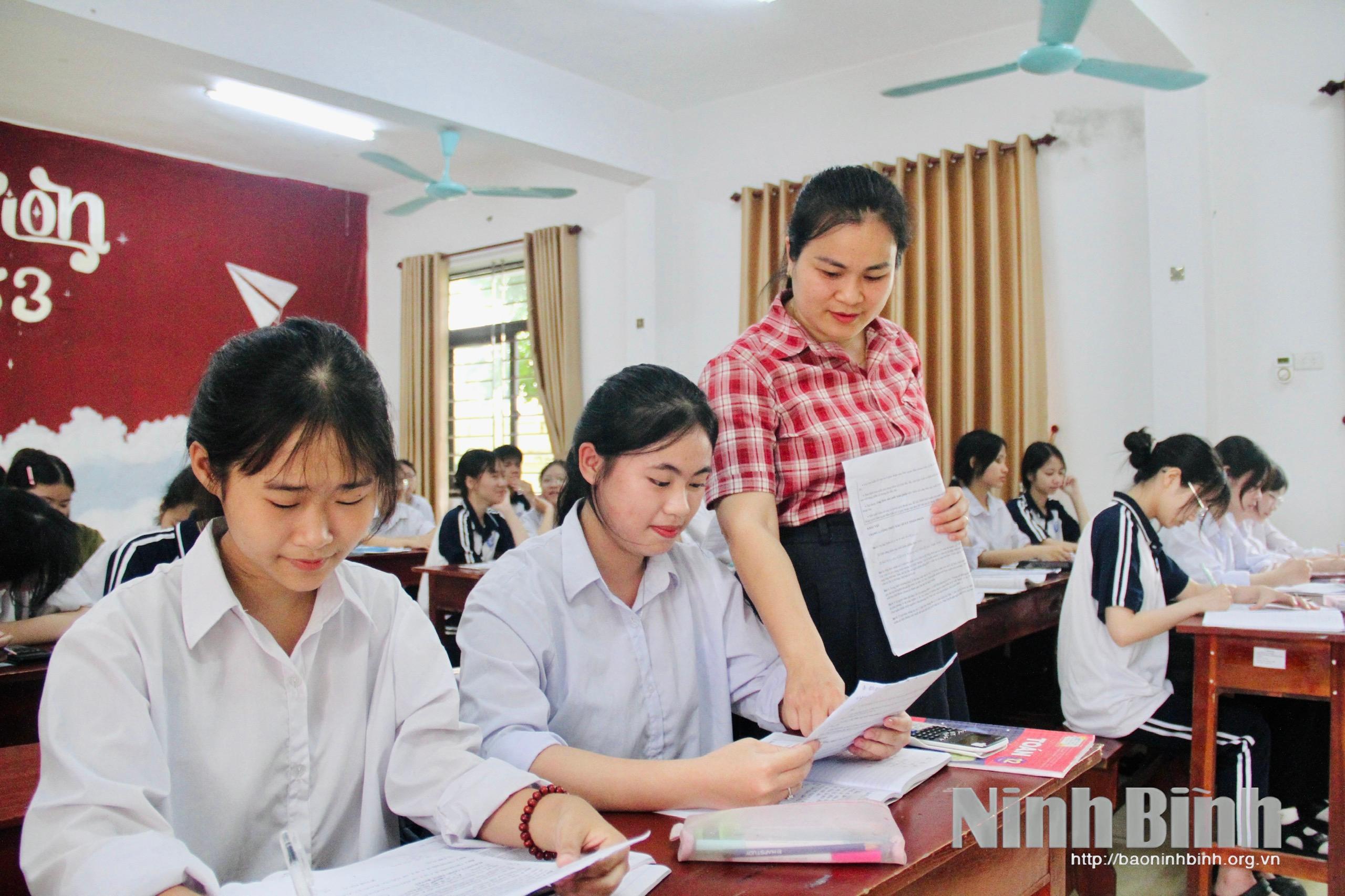 Cô và trò Trường THPT Yên Mô B đang tích cực ôn tập trong giai đoạn "nước rút".